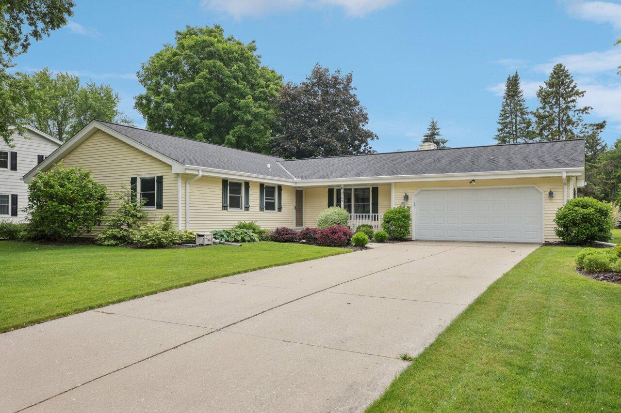 W220N2789 Maplewood Ln, Pewaukee, WI 53186