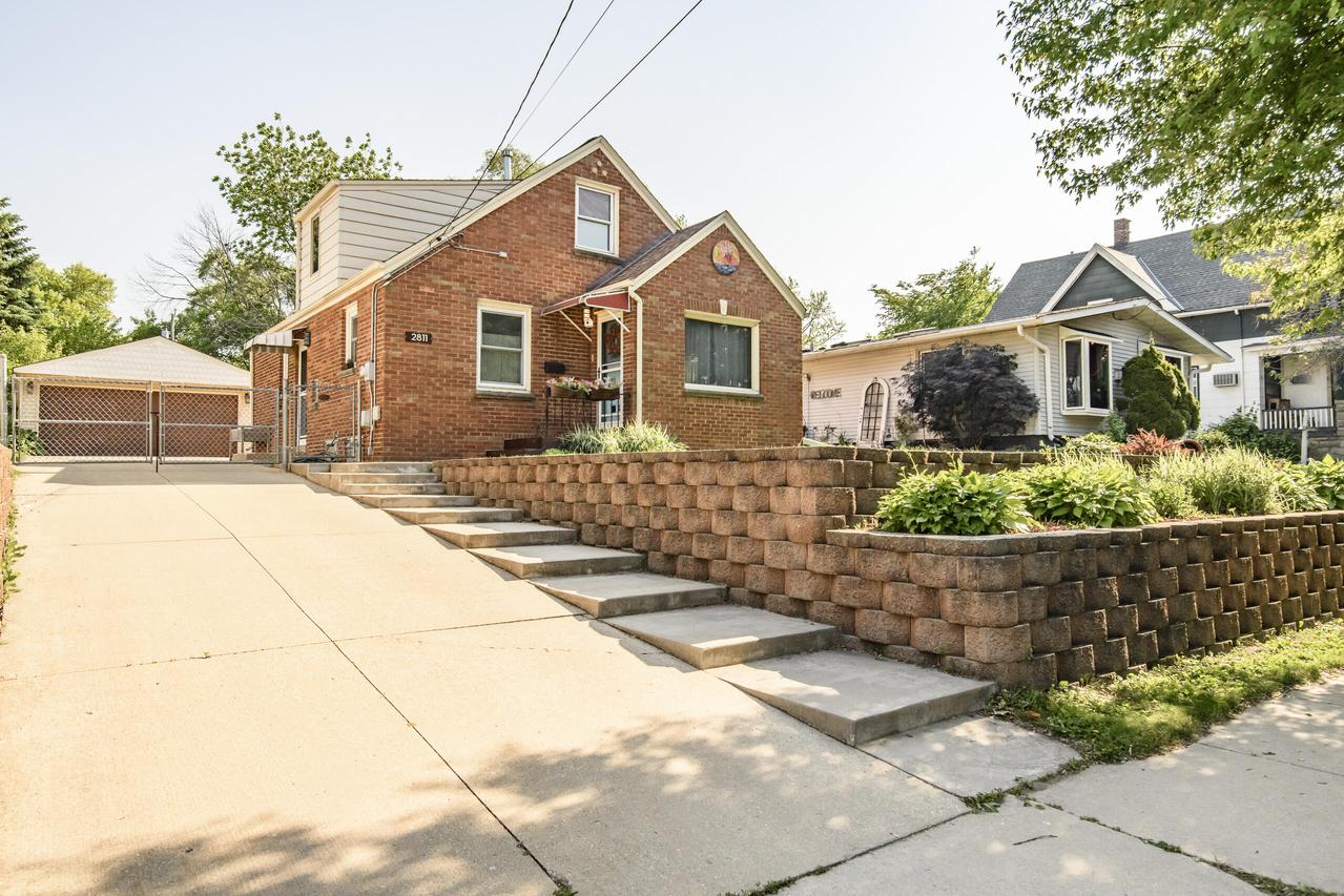 2811 E Denton Ave, Saint Francis, WI 53235