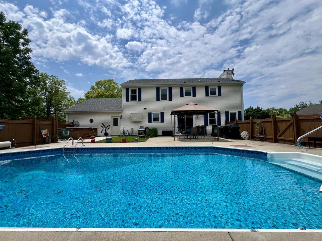 7115 Joy Marie Ln, Waterford, WI 53185