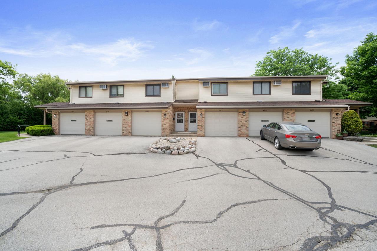 4446 S Greenridge Cir, Greenfield, WI 53220