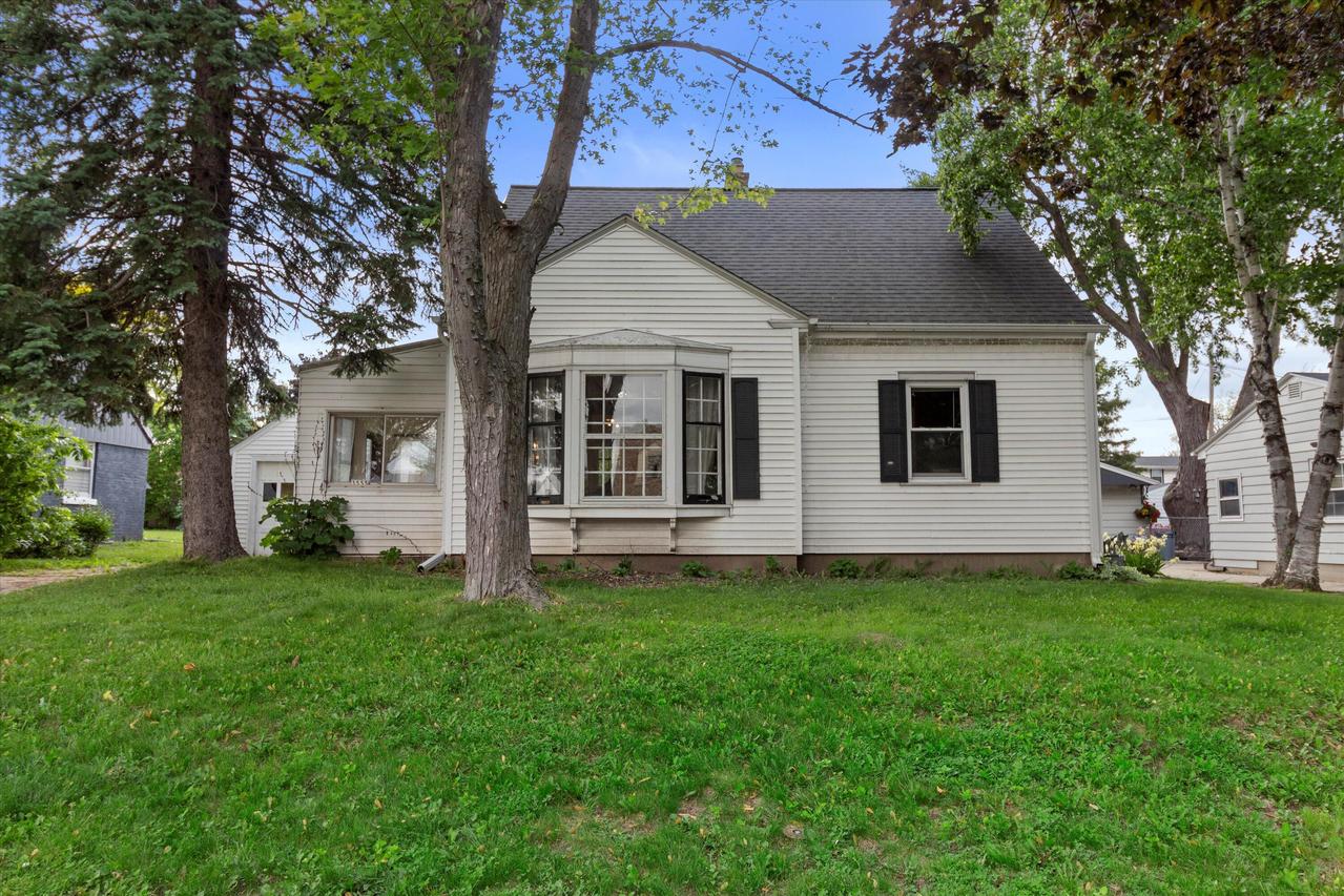 3555 S 48th St, Greenfield, WI 53220