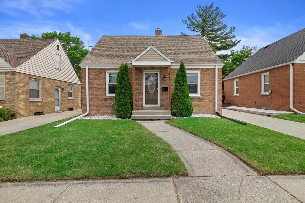 2225 Shoop St, Racine, WI 53404