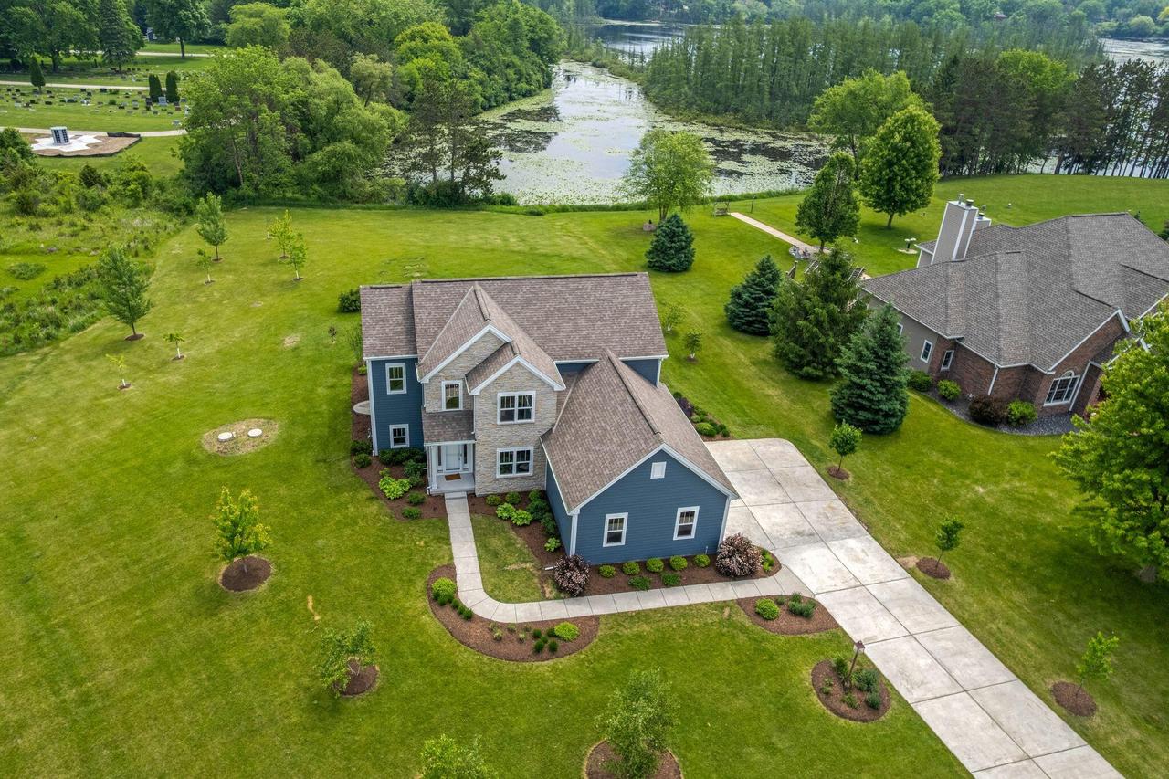 W356N6752 E Stonewood Dr, Oconomowoc, WI 53066