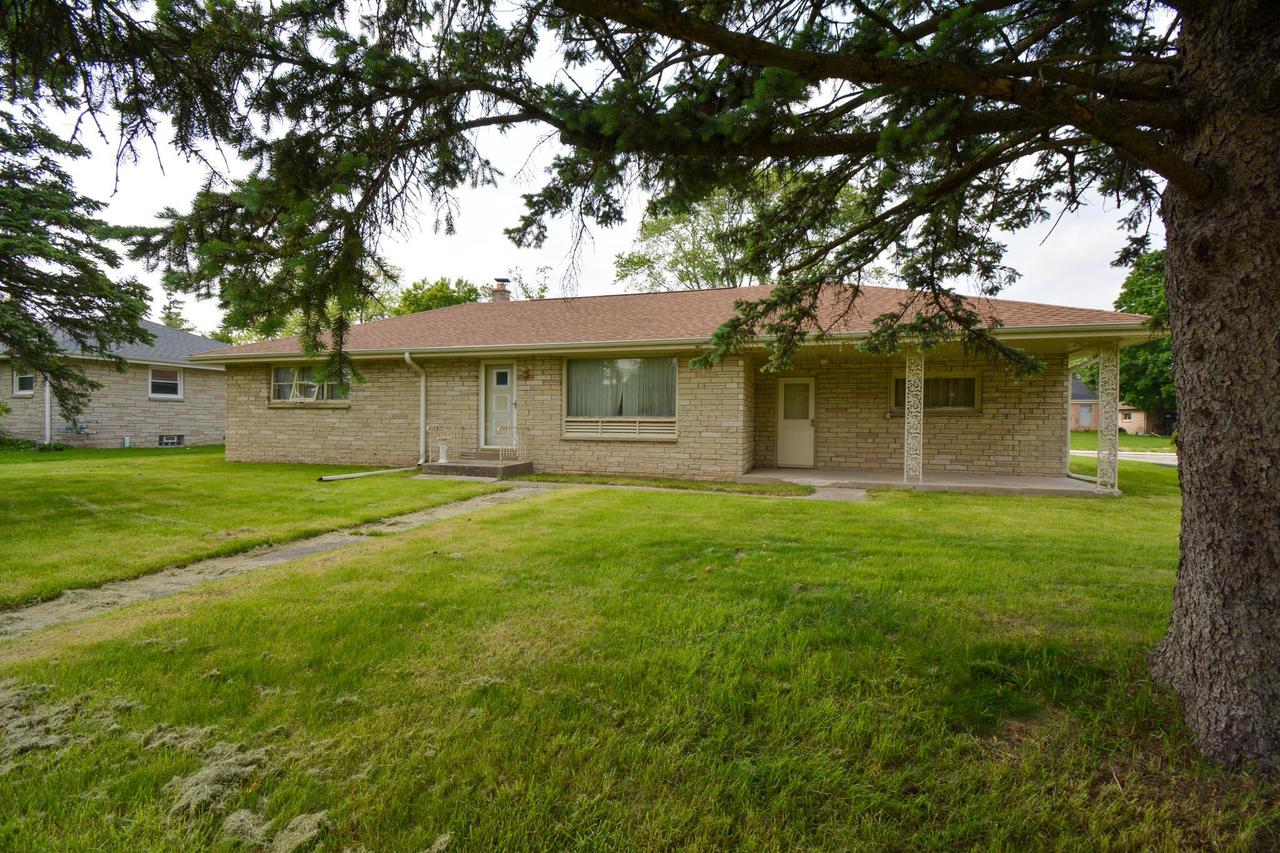 3020 W Edgerton Ave, Greenfield, WI 53221