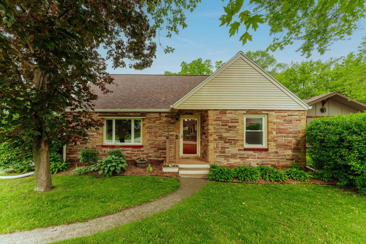 7405 S Pennsylvania Ave, Oak Creek, WI 53154