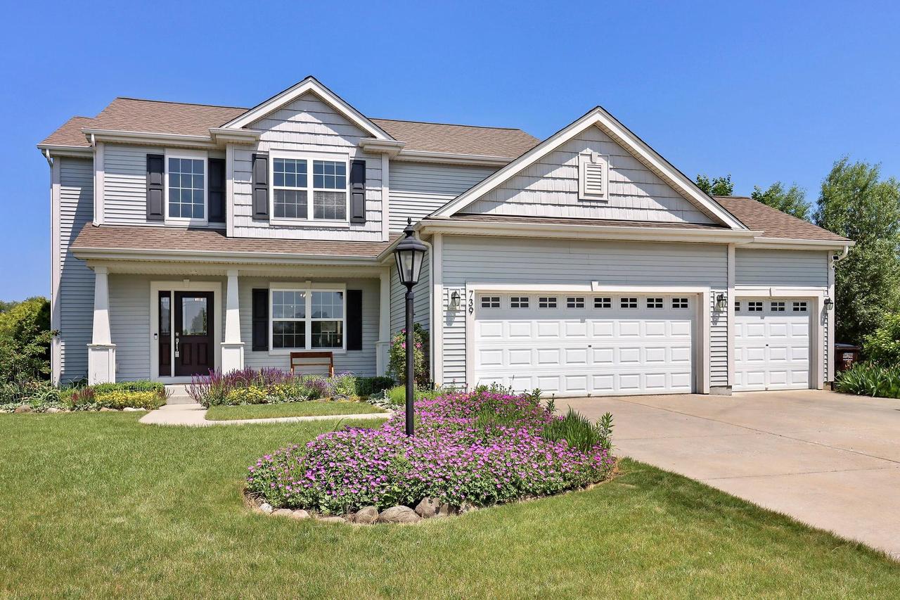 739 Pinehurst Dr, Mukwonago, WI 53149