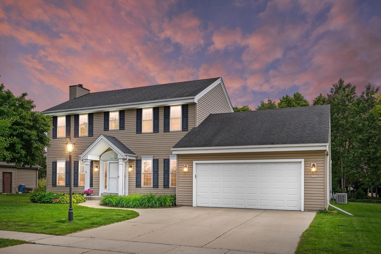 1333 Mockingbird Dr, Oconomowoc, WI 53066