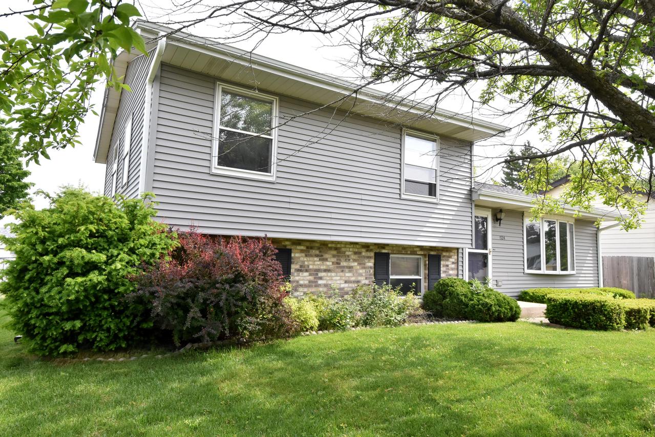 1724 Edgewood Ave, South Milwaukee, WI 53172