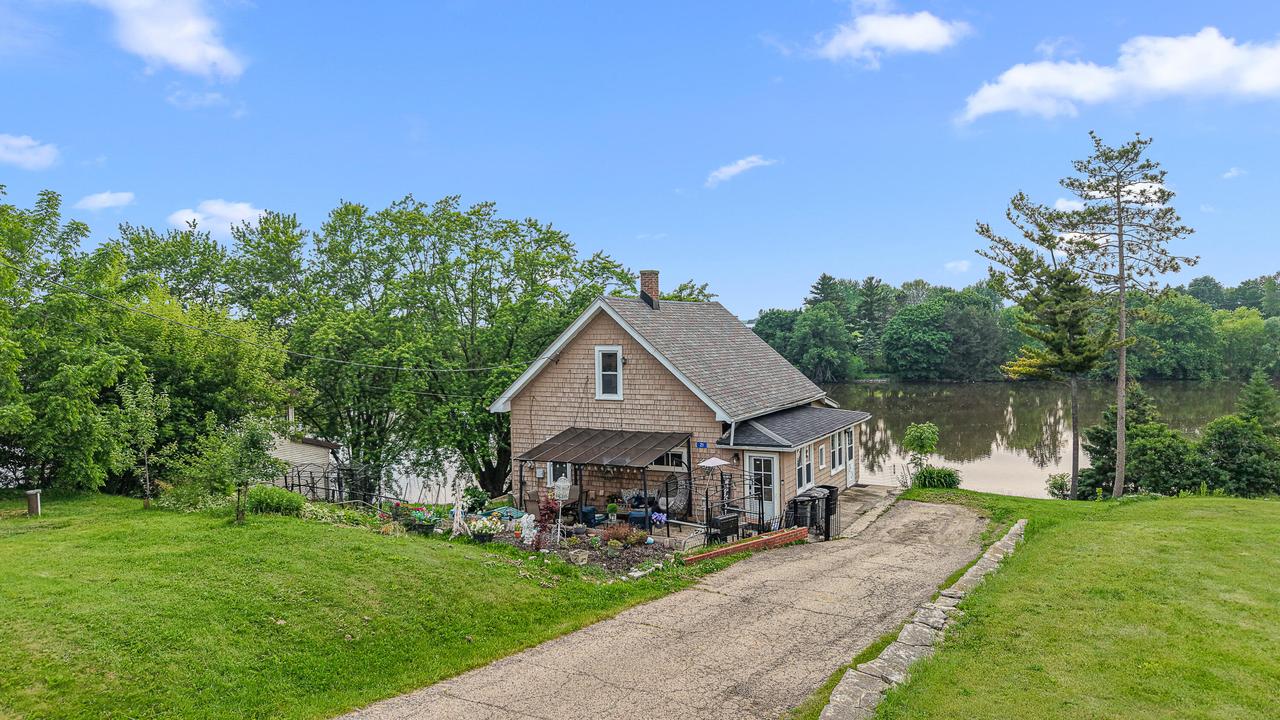 21 S Elm St, Kekoskee, WI 53050