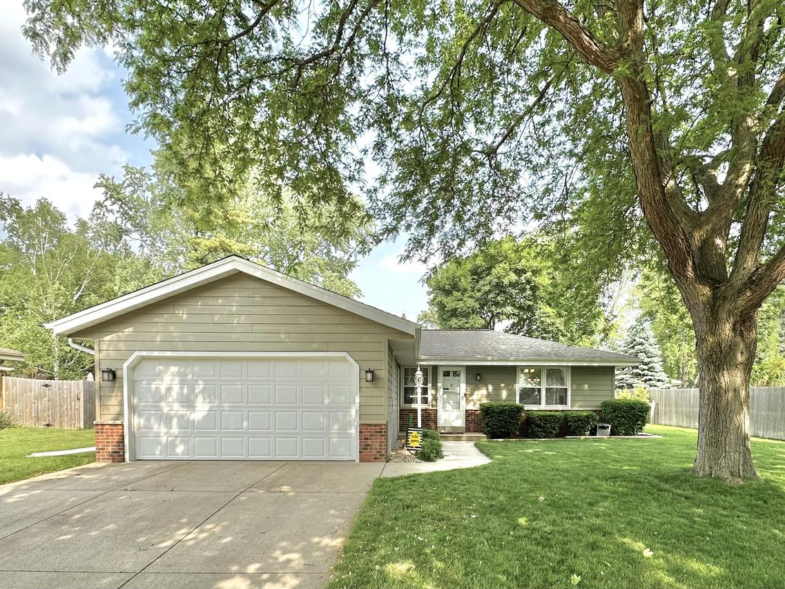 1829 Dixie Dr, Waukesha, WI 53189