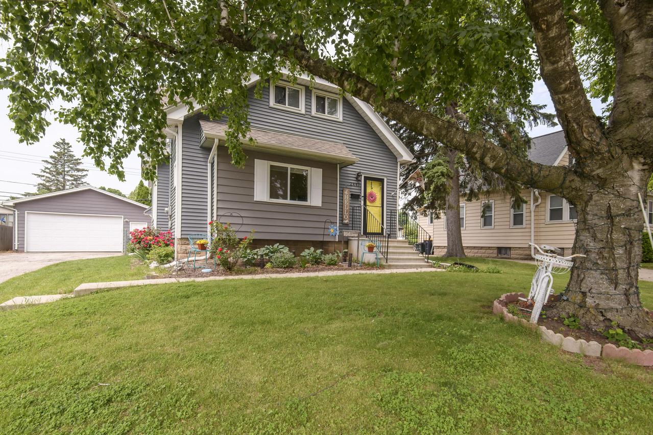 2447 S 84th St, West Allis, WI 53227