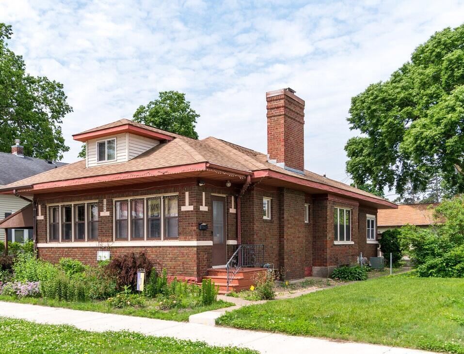 2106 West Ave, La Crosse, WI 54601