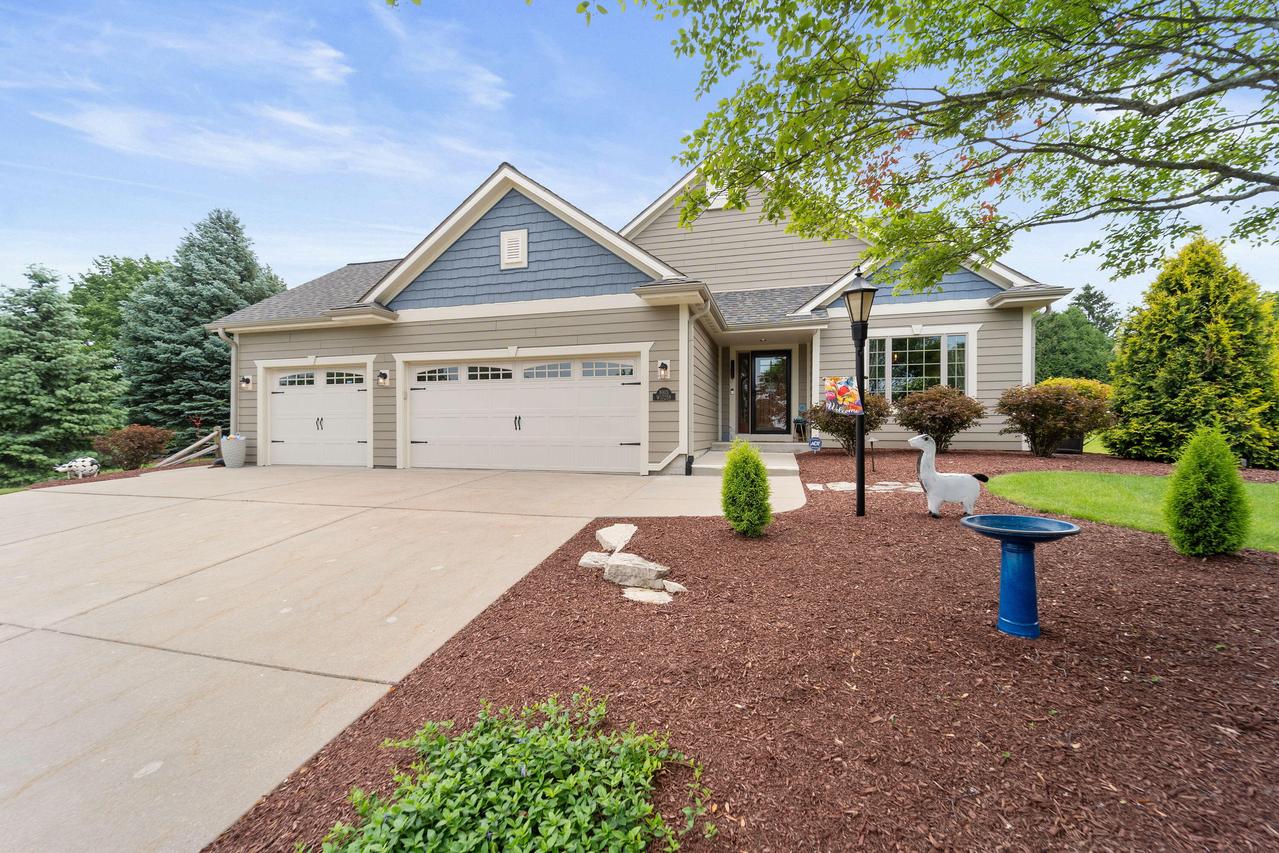 N103W17259 Pinewood Ct, Germantown, WI 53022