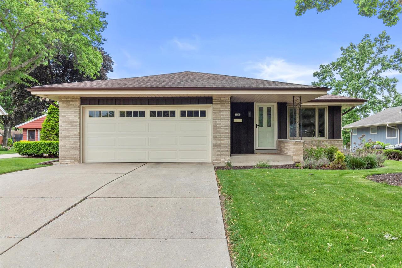 2582 S 88th St, West Allis, WI 53227