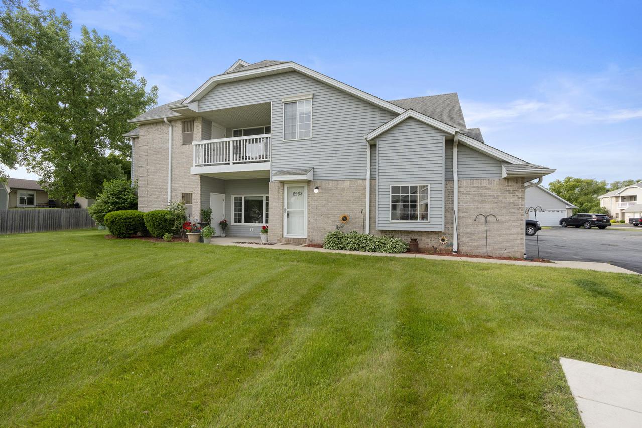 6962 S Rolling Meadows, Oak Creek, WI 53154