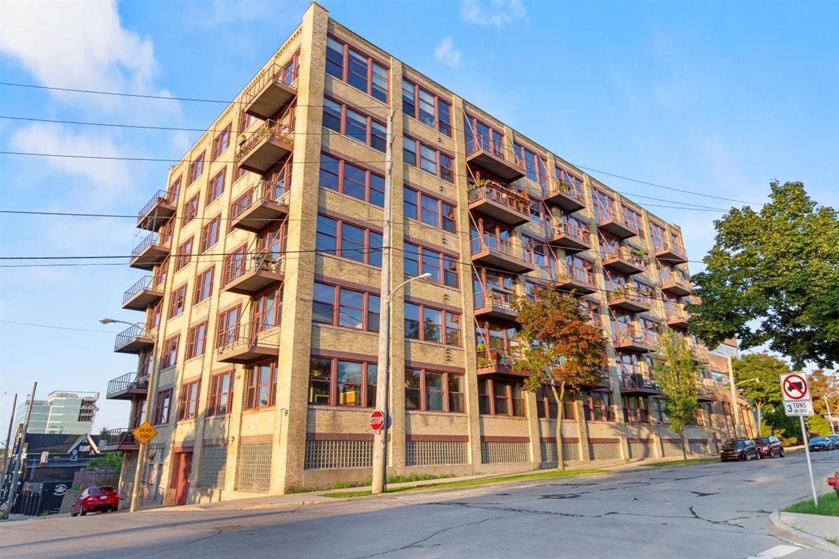215 W Maple St #305, Milwaukee, WI 53204