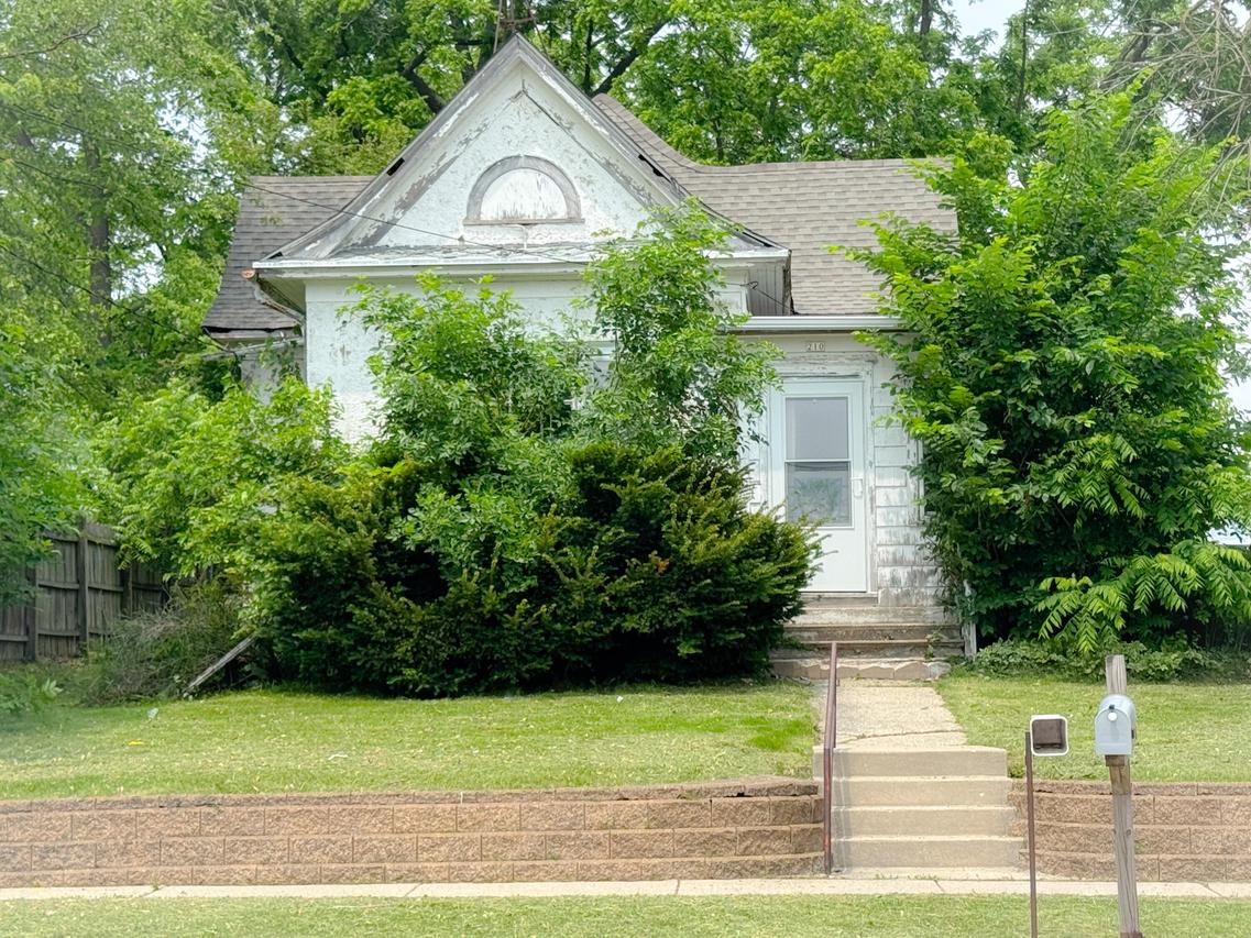210 W Beloit St, Darien, WI 53114