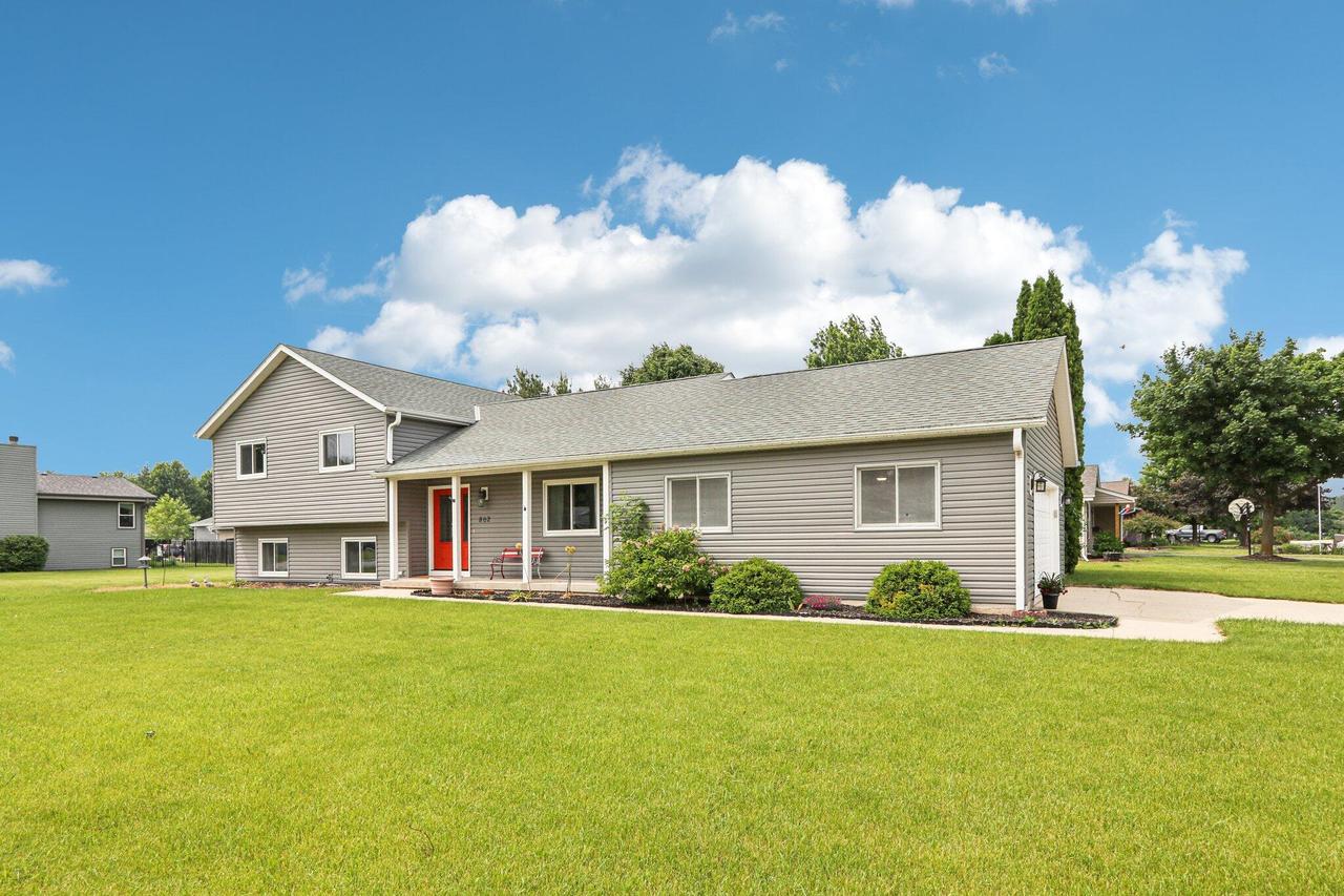 802 Rohda Dr, Waterford, WI 53185