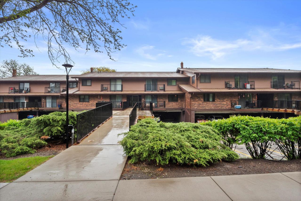 8540 W Waterford Ave #5, Greenfield, WI 53228