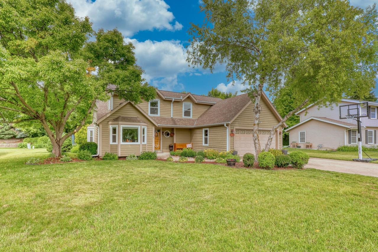 W227N2527 Meadowood Ln, Pewaukee, WI 53186