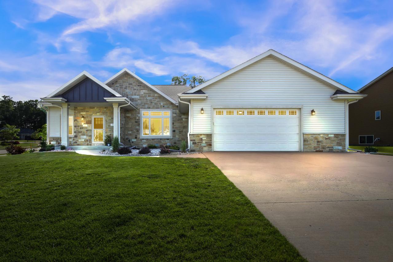 1395 American Eagle Dr, Slinger, WI 53086