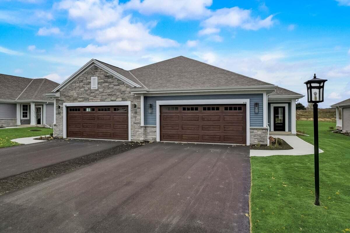 516 Hickory Hollow #0402, Waterford, WI 53185
