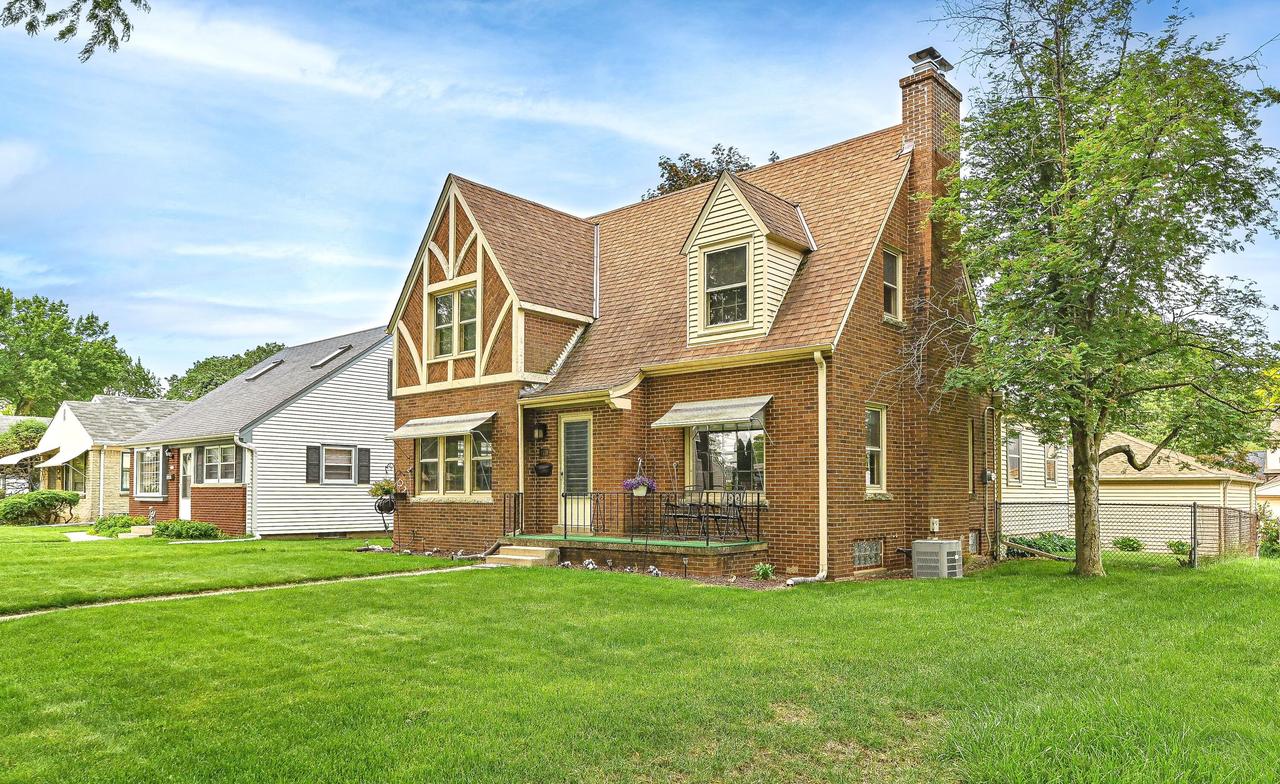 2159 S 105th St, West Allis, WI 53227