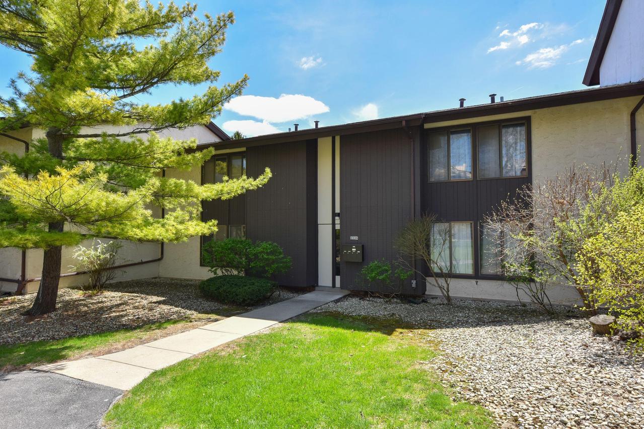 2220 W Good Hope Rd #21, Glendale, WI 53209