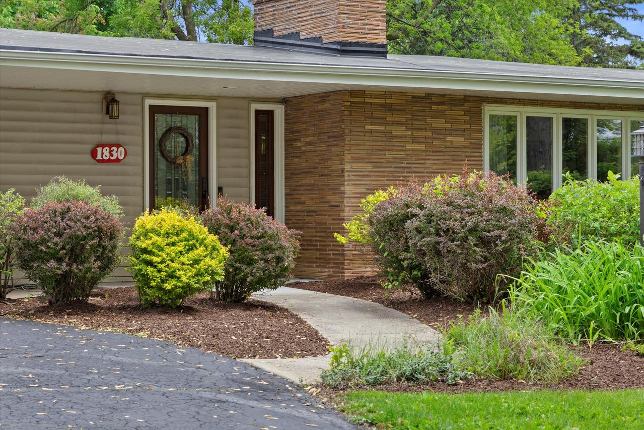 1830 W Zedler Ln, Mequon, WI 53092