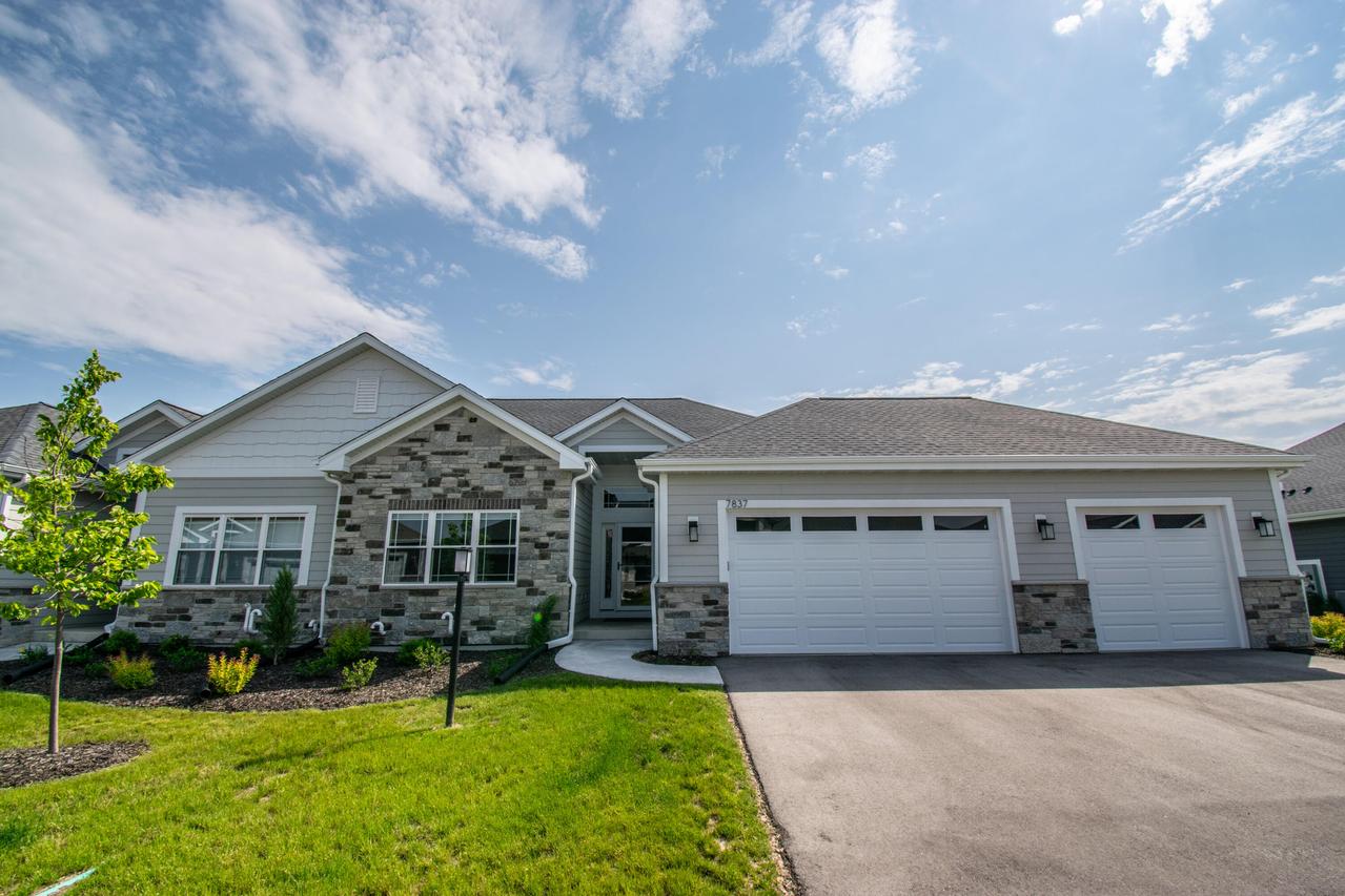 7837 W Stone Ridge, Lannon, WI 53046