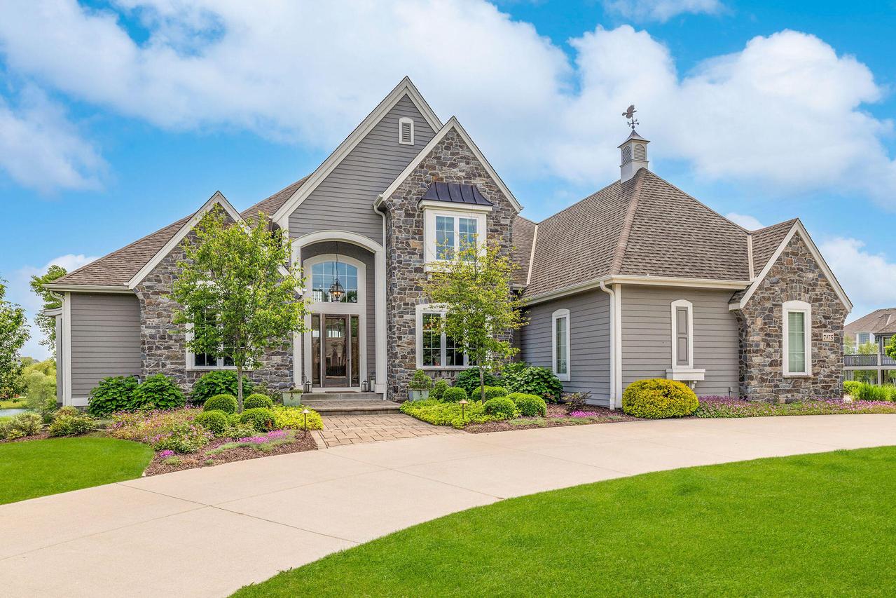 7175 W Oakview Ct, Mequon, WI 53092