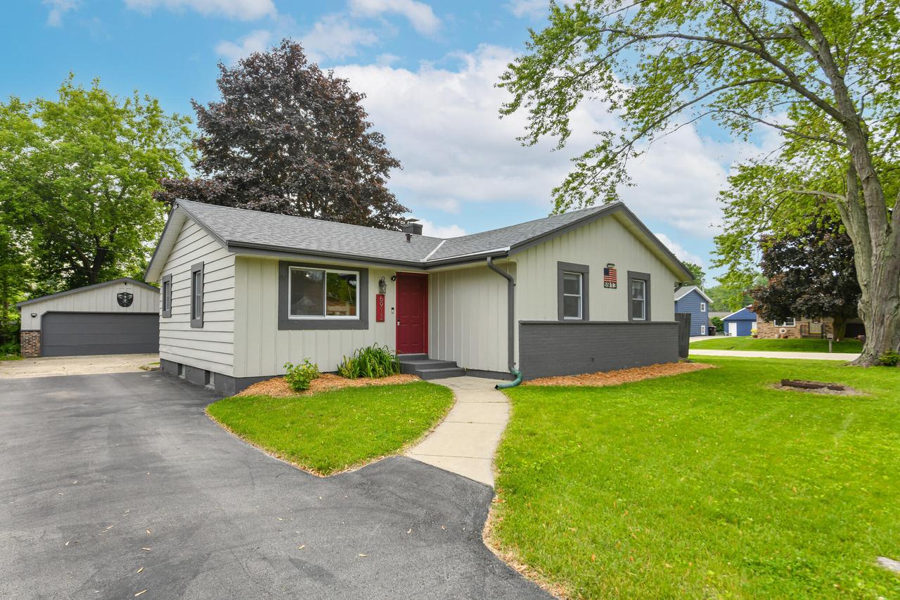6913 Butternut Rd, Caledonia, WI 53402