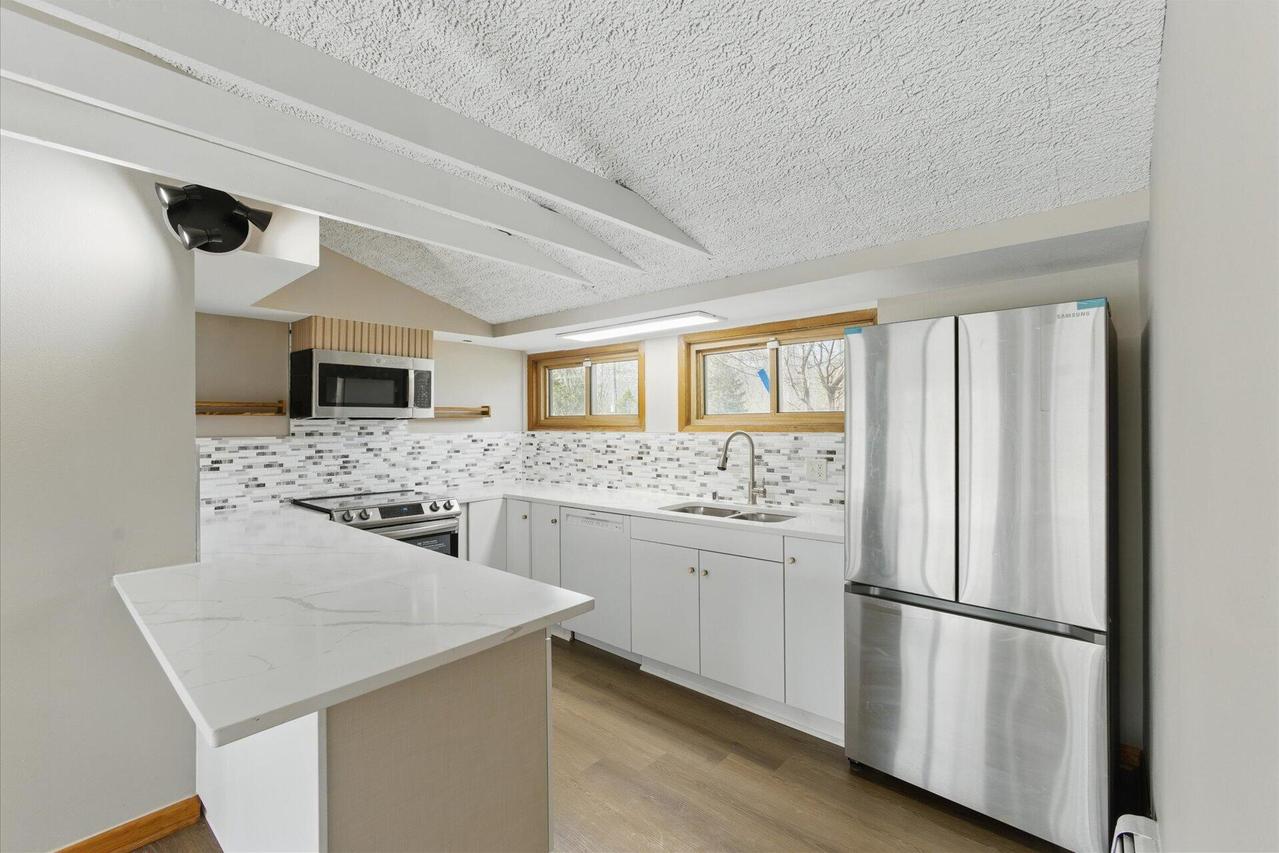 1625 W Green Tree Rd, Glendale, WI 53209