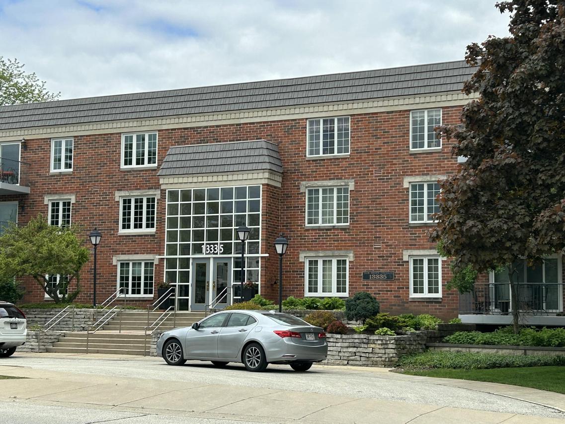 13335 Watertown Plank Rd #318, Elm Grove, WI 53122