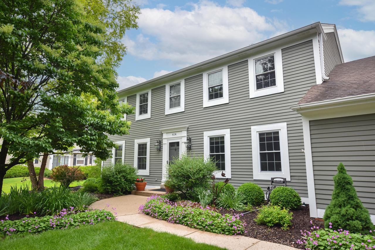 614 Park Crest Dr, Thiensville, WI 53092