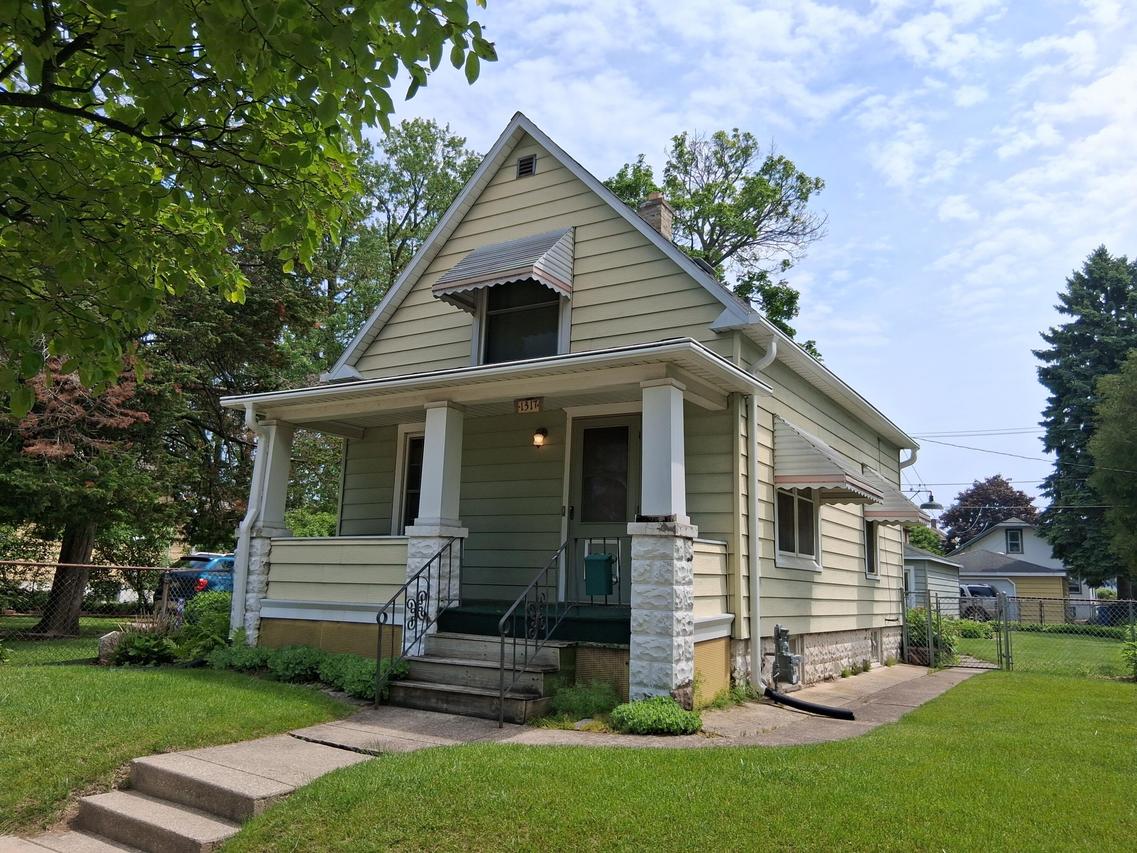 1317 Hayes Ave, Racine, WI 53405