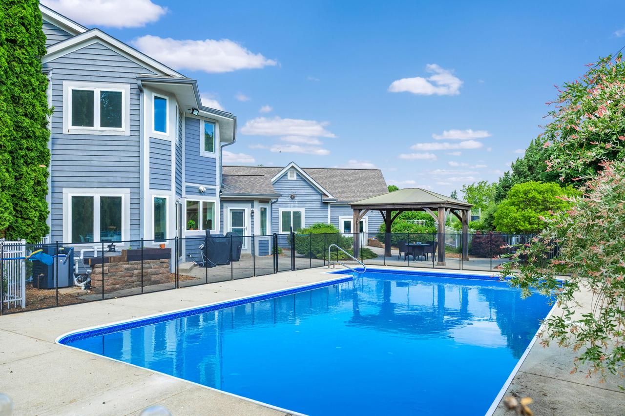 W291N3671 Prairieside Ct, Delafield, WI 53072
