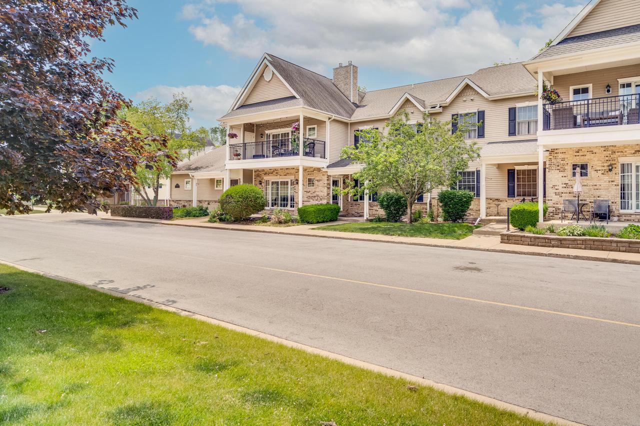 7942 Williamsburg Ct #101, Bristol, WI 53104