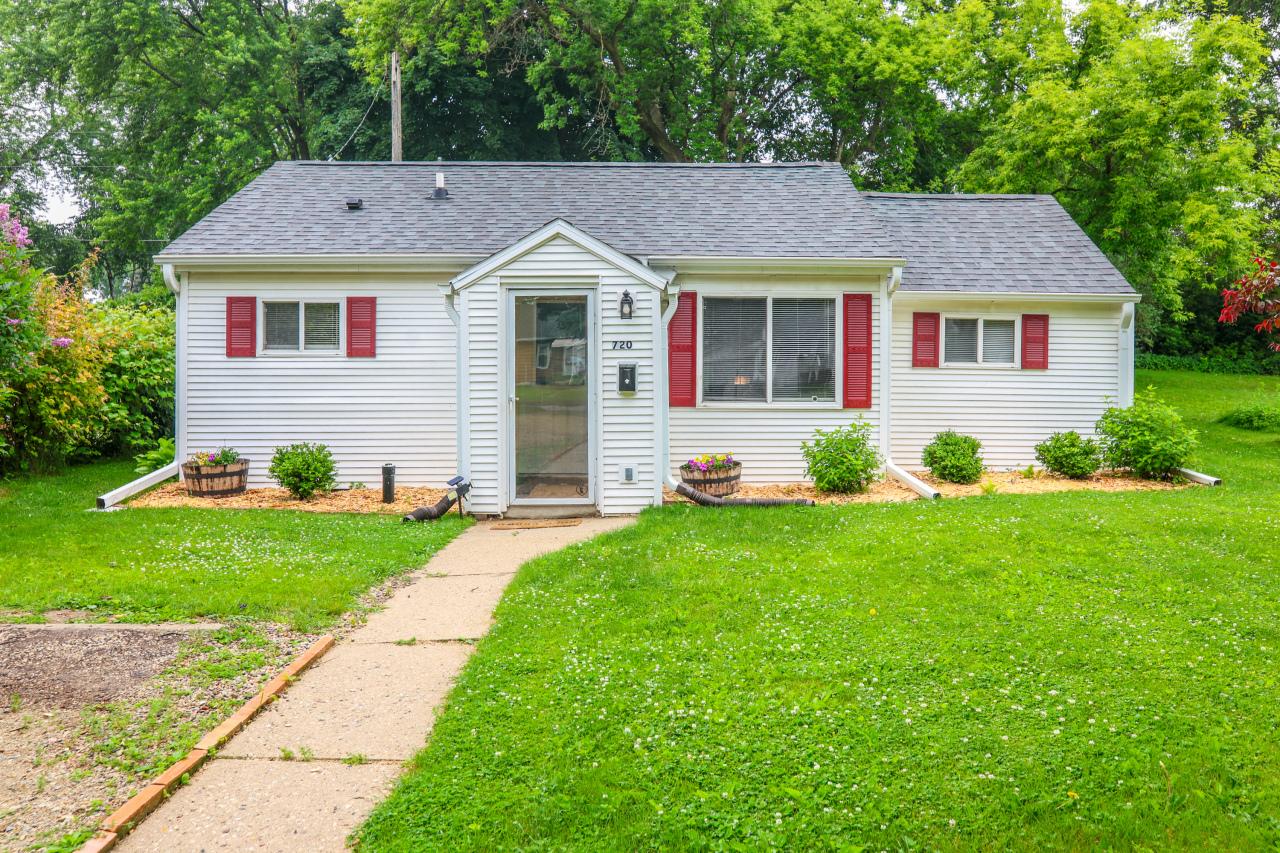 720 De Clark St, Beaver Dam, WI 53916