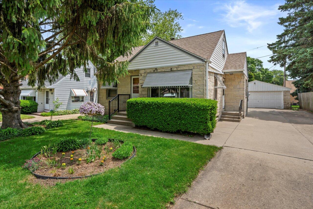 1126 S 95th St, West Allis, WI 53214
