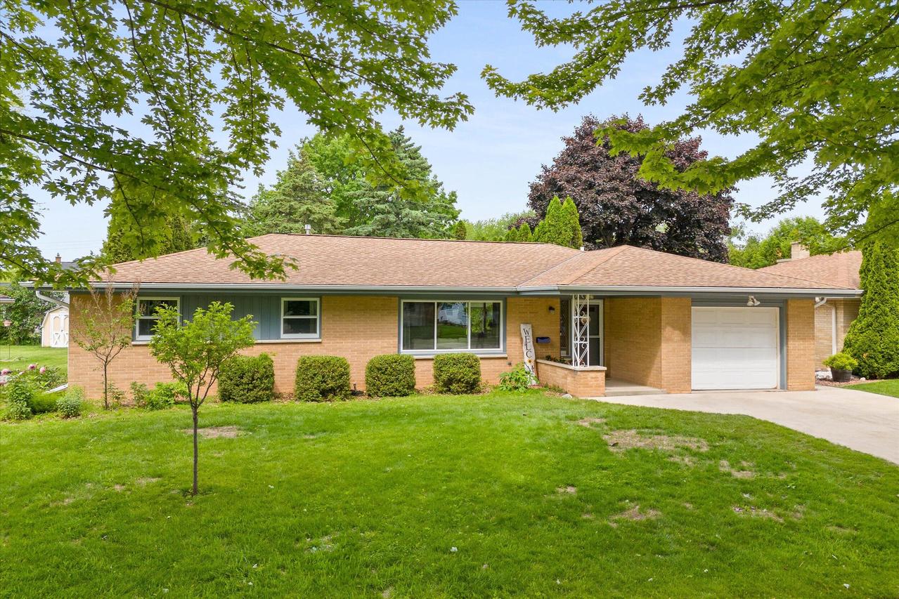1027 N Stanford St, Port Washington, WI 53074