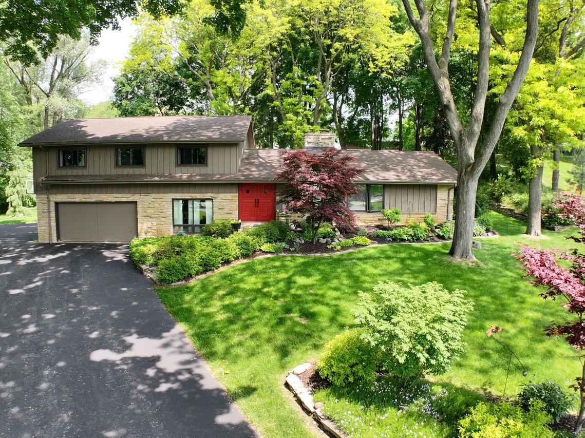 1335 Pineview Ct, Brookfield, WI 53045
