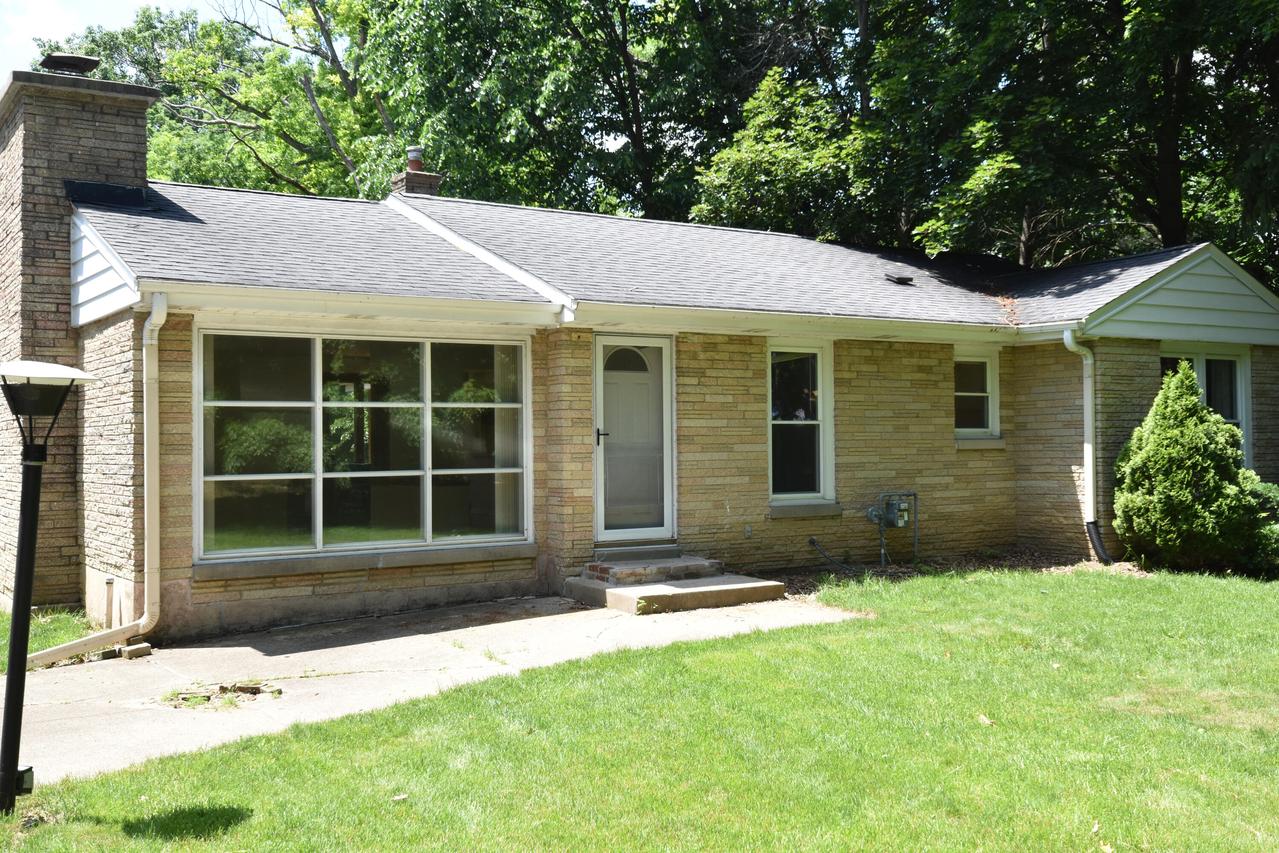 2727 S Waukesha Rd, West Allis, WI 53227