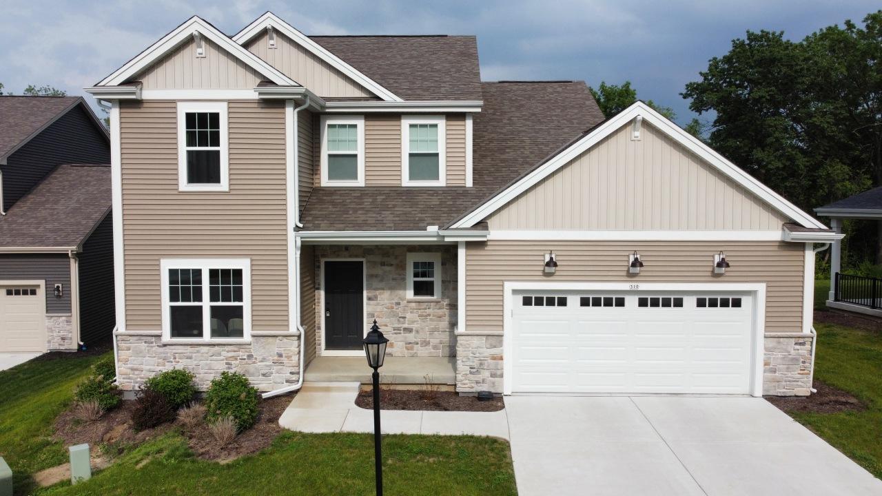 310 Paradise Ct, Hartland, WI 53029
