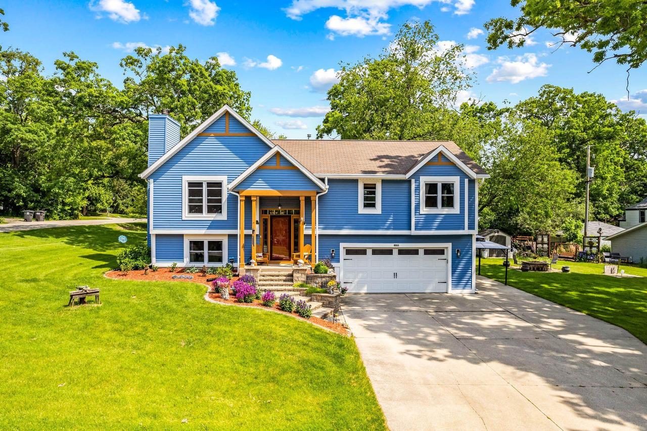 W984 White Oak Dr, East Troy, WI 53120