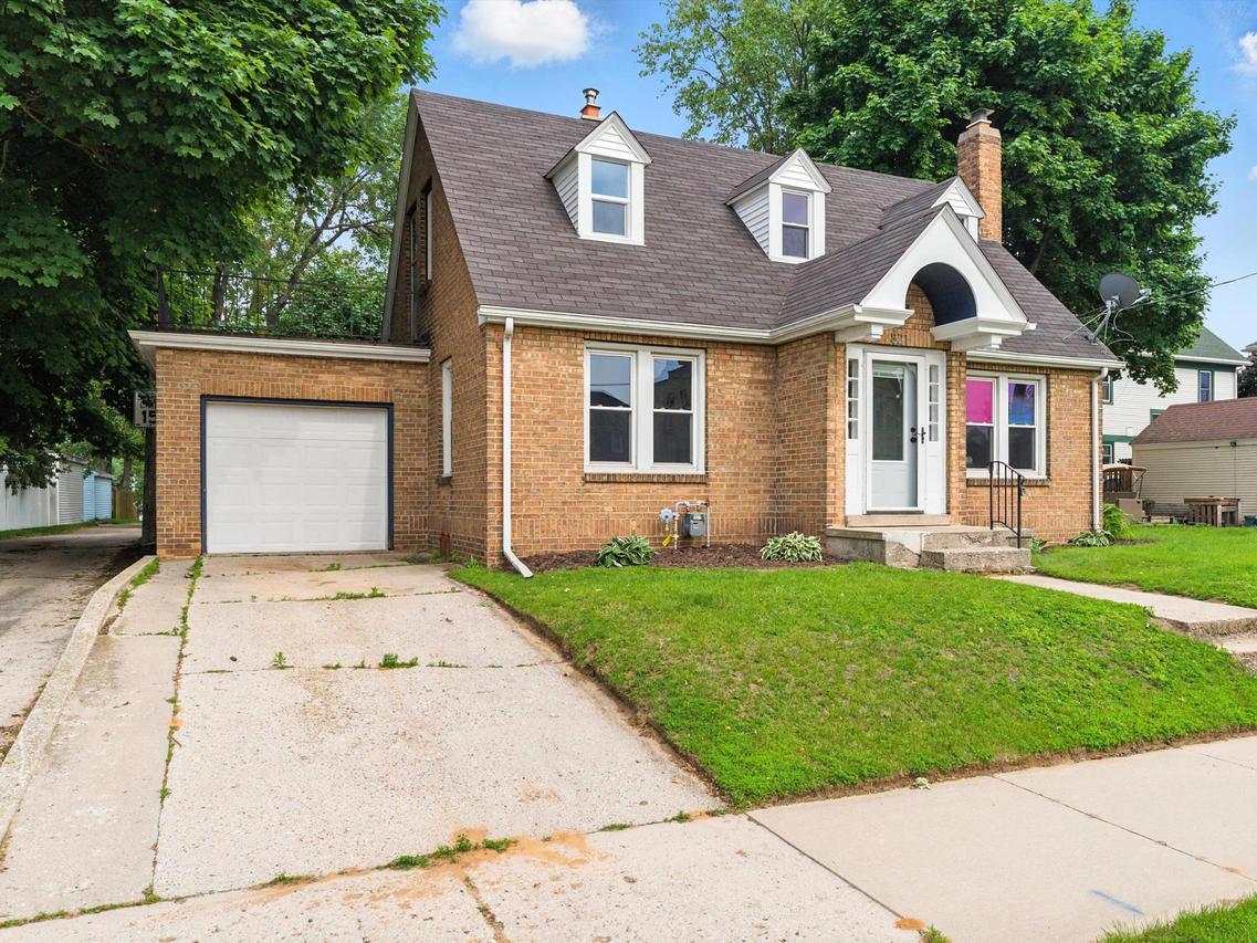 821 N 6th St, Manitowoc, WI 54220