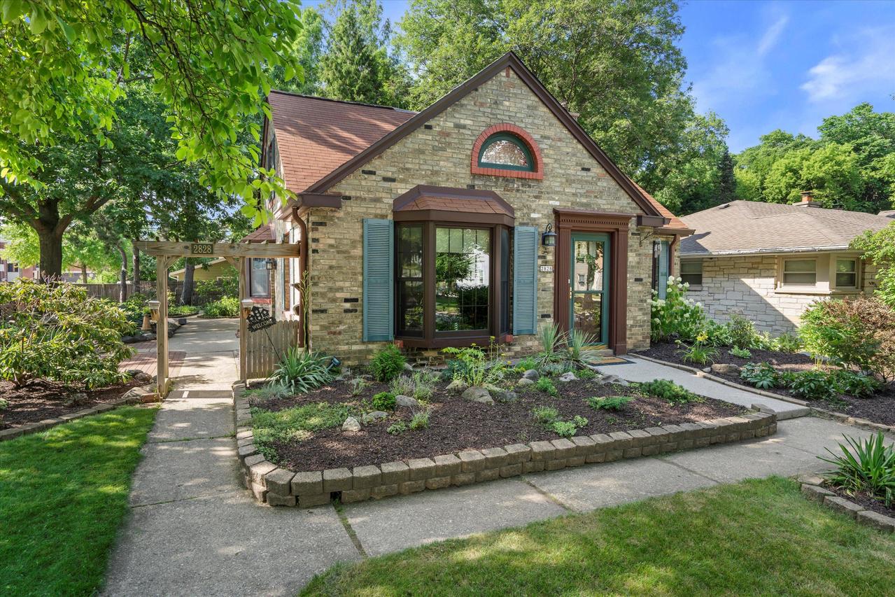 2828 E Crawford Ave, Saint Francis, WI 53235