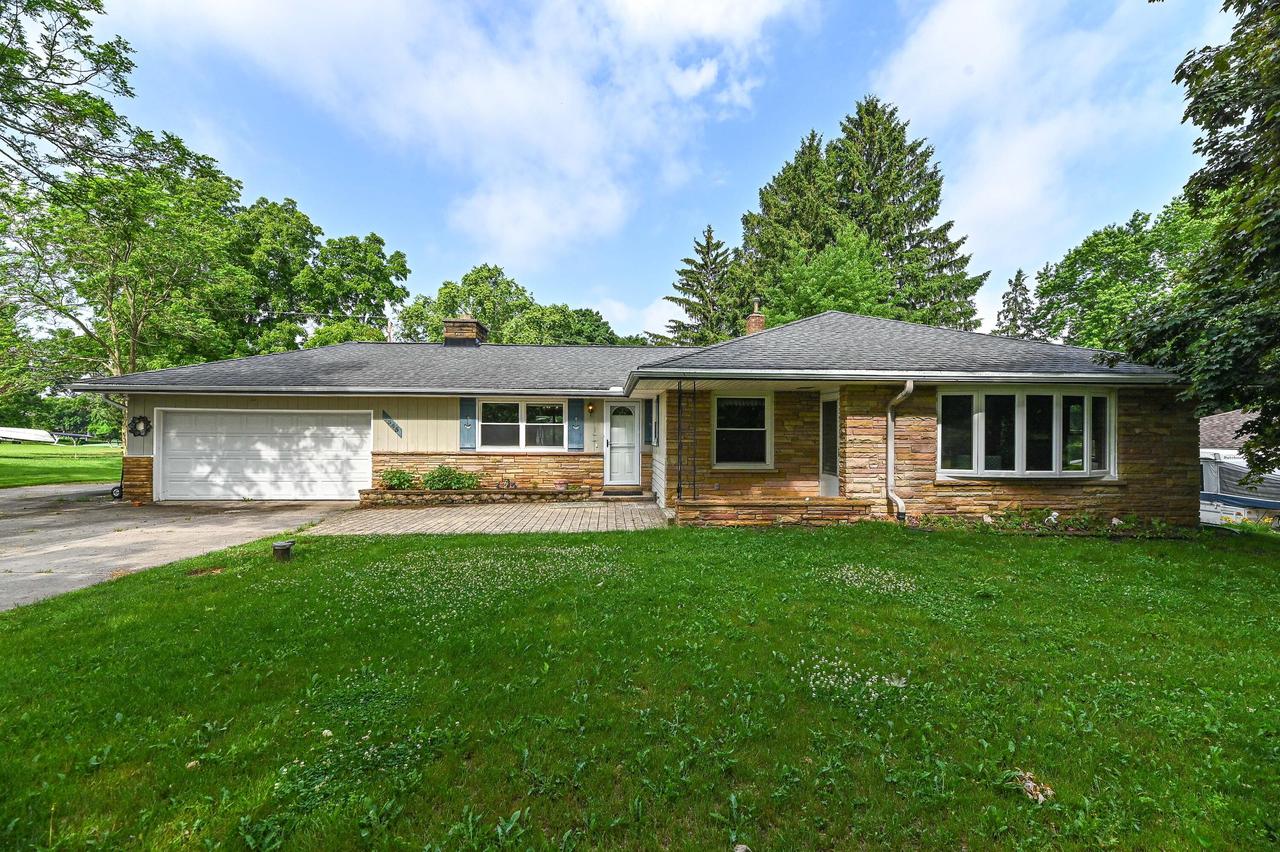 1545 S Johnson Rd, New Berlin, WI 53146