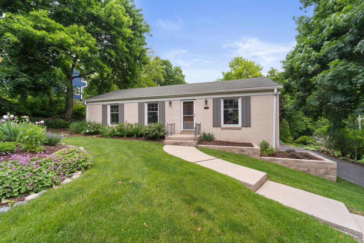 1060 Hawthorne Ln, Brookfield, WI 53005