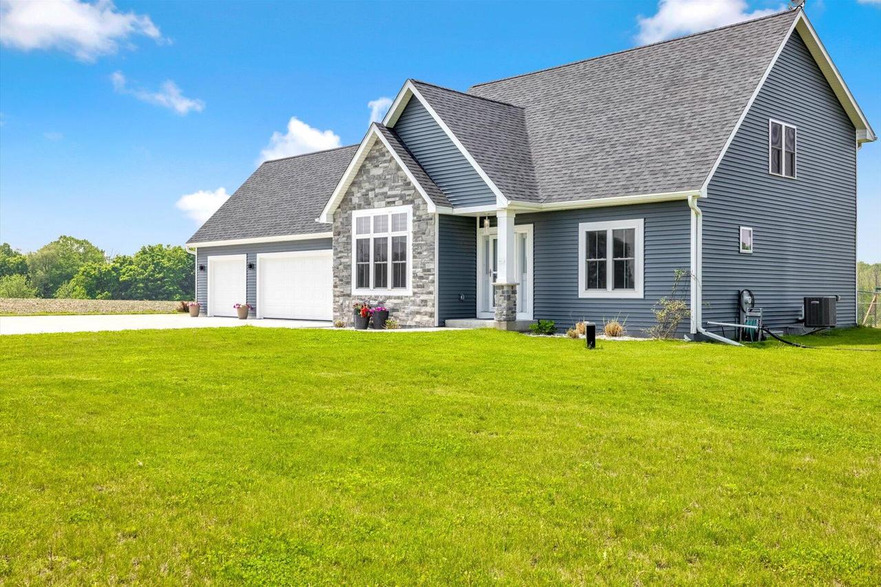 9045 Townline Rd, Wayne, WI 53040